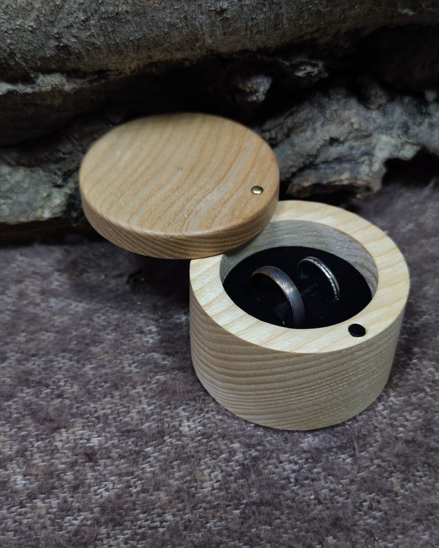 Boîte à bijoux en bois avec couvercle pivotant pour alliances et bijoux