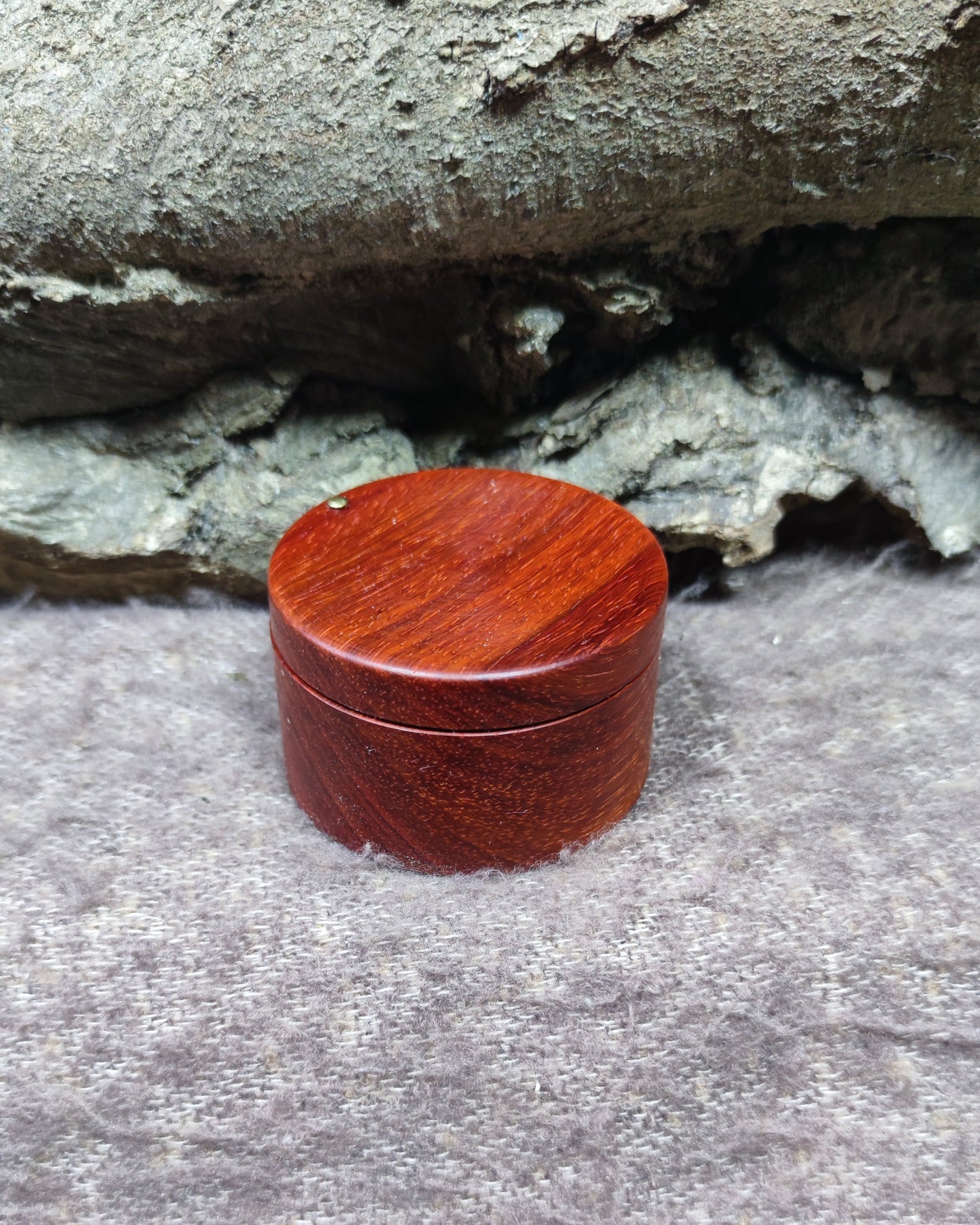 Boîte à bijoux en bois avec couvercle pivotant pour alliances et bijoux