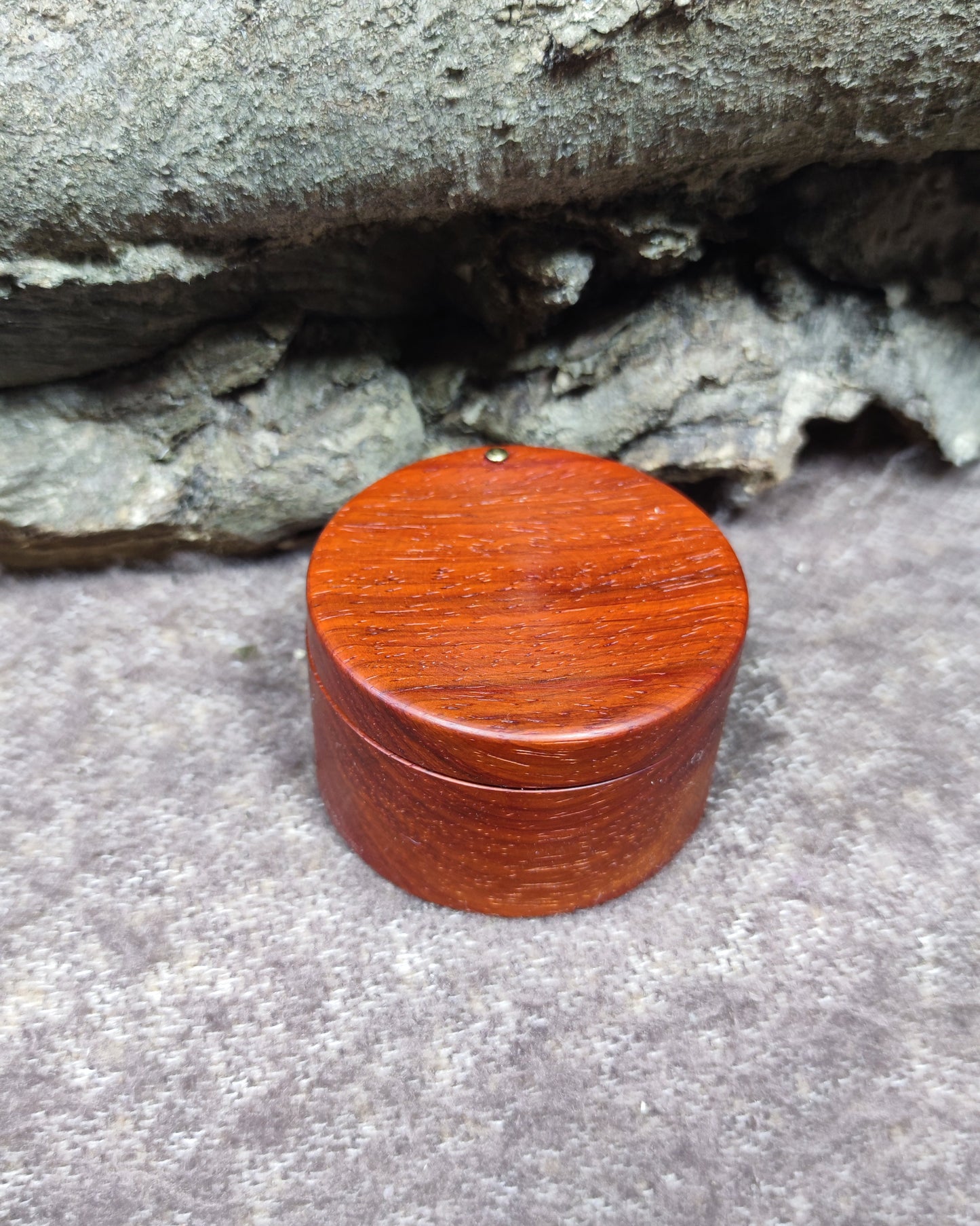Boîte à bijoux en bois avec couvercle pivotant pour alliances et bijoux