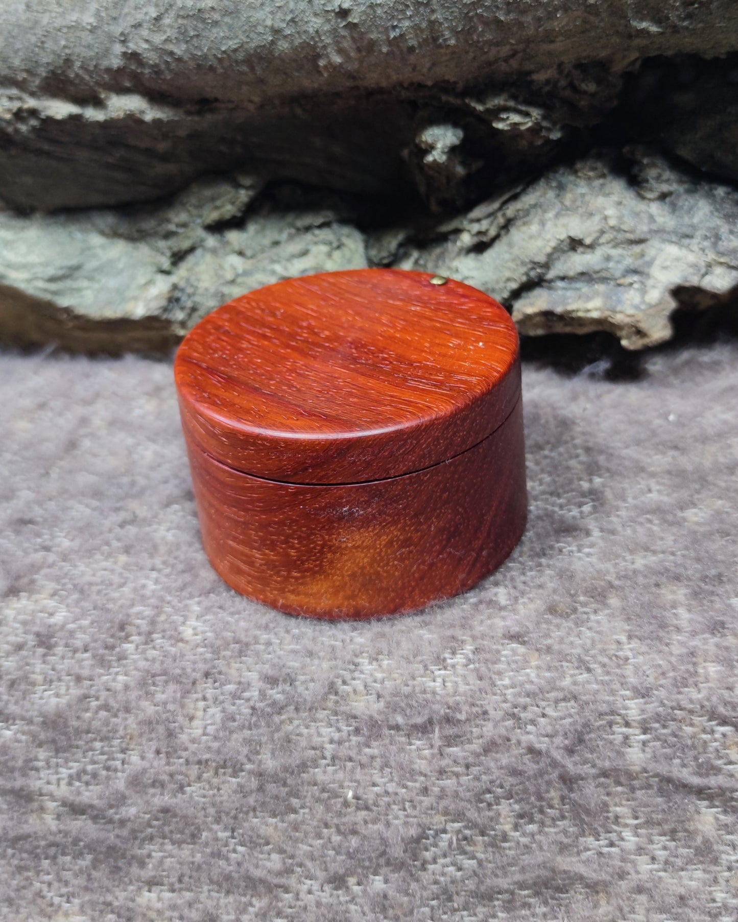 Boîte à bijoux en bois avec couvercle pivotant pour alliances et bijoux