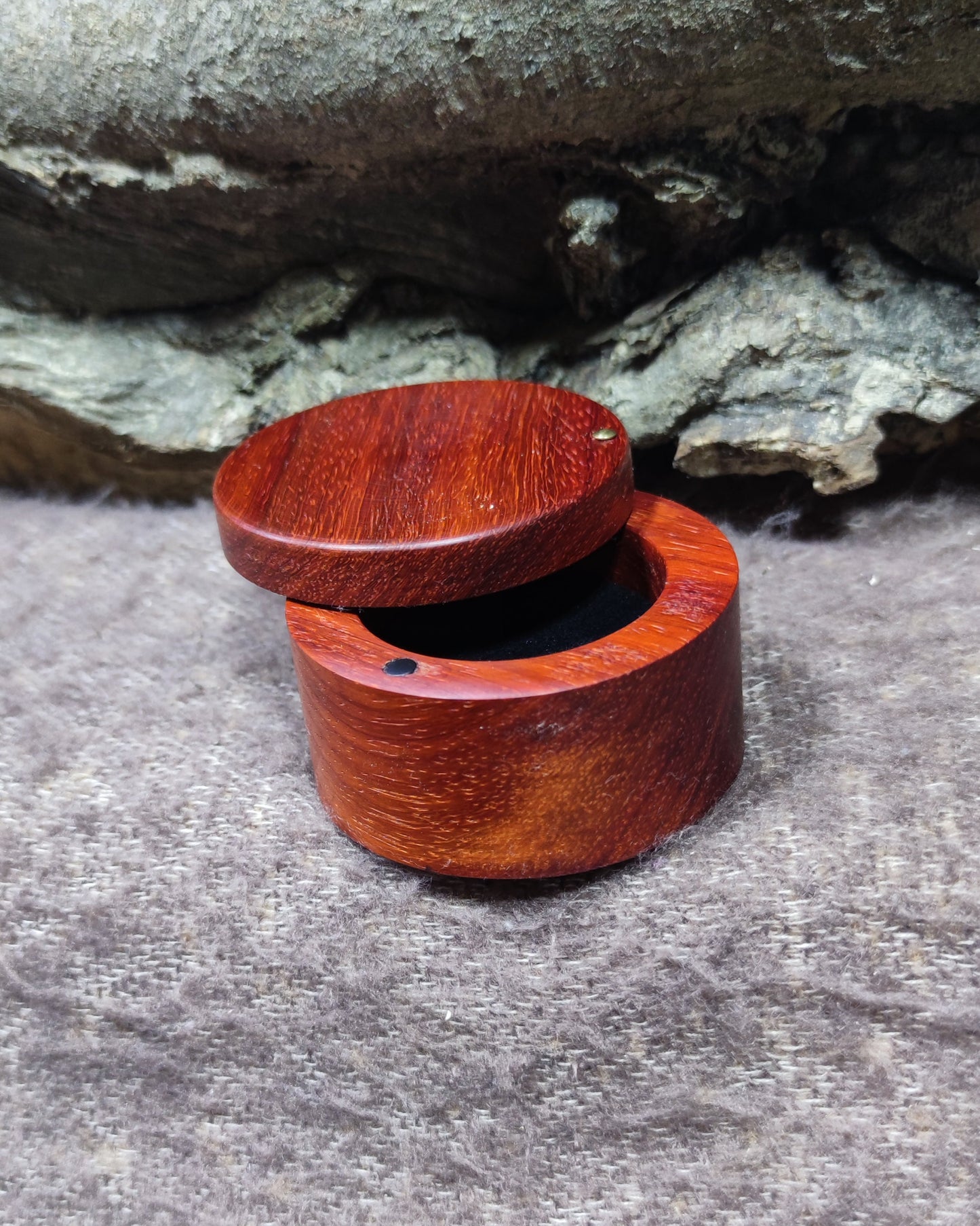 Boîte à bijoux en bois avec couvercle pivotant pour alliances et bijoux