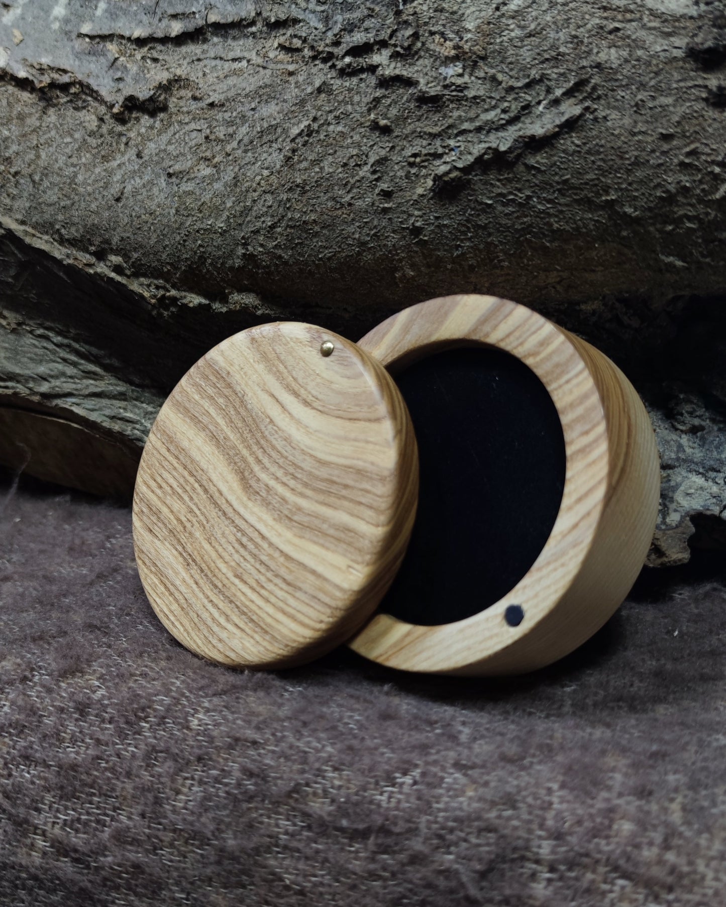 Boîte à bijoux en bois avec couvercle pivotant pour alliances et bijoux