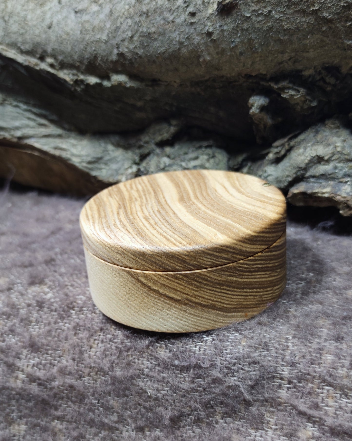 Boîte à bijoux en bois avec couvercle pivotant pour alliances et bijoux