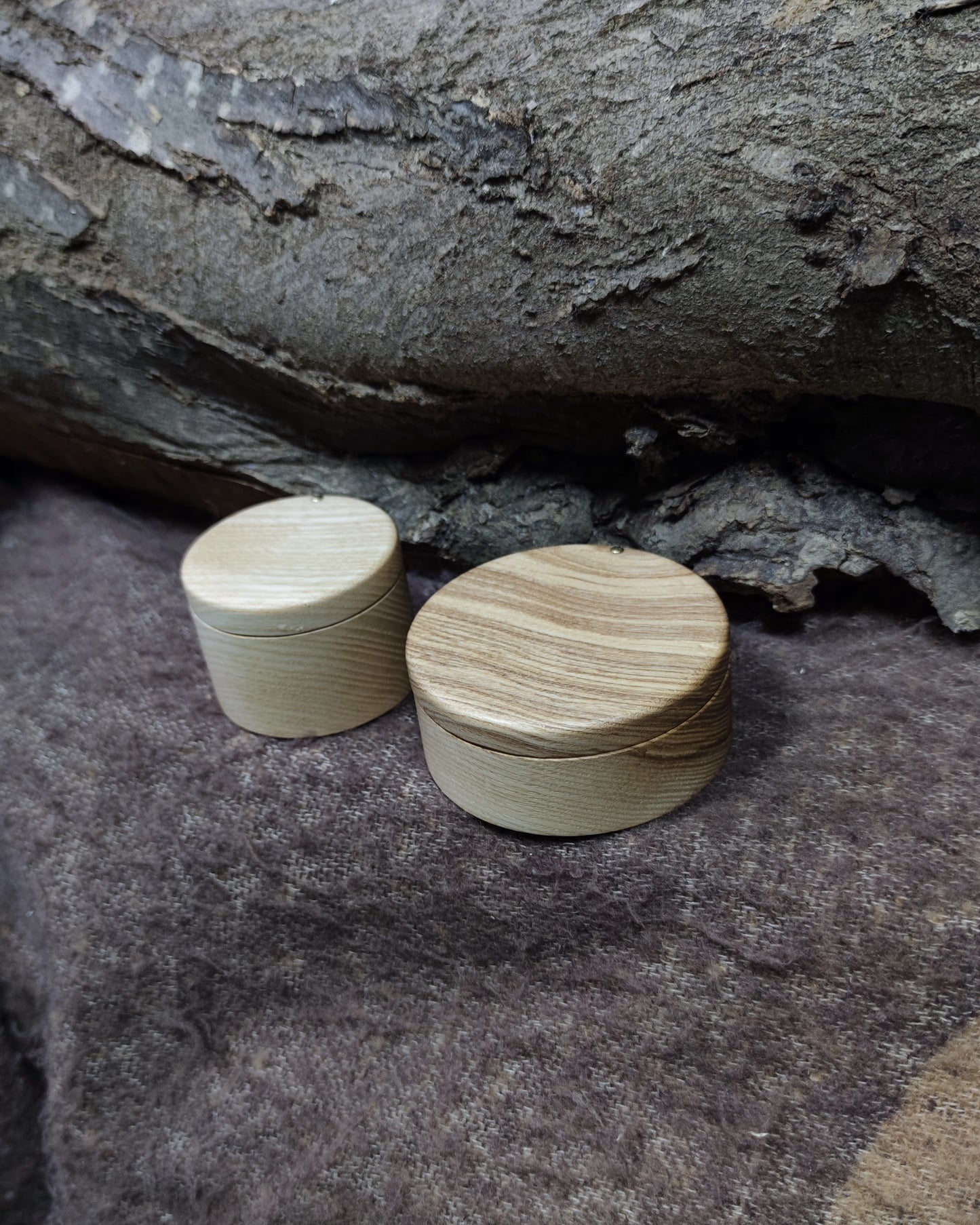 Boîte à bijoux en bois avec couvercle pivotant pour alliances et bijoux