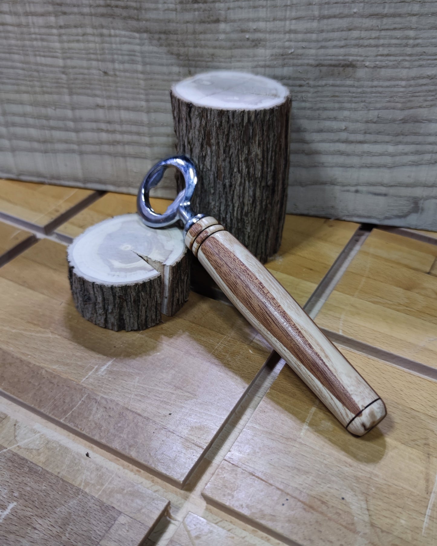 Décapsuleur en bois massif tourné