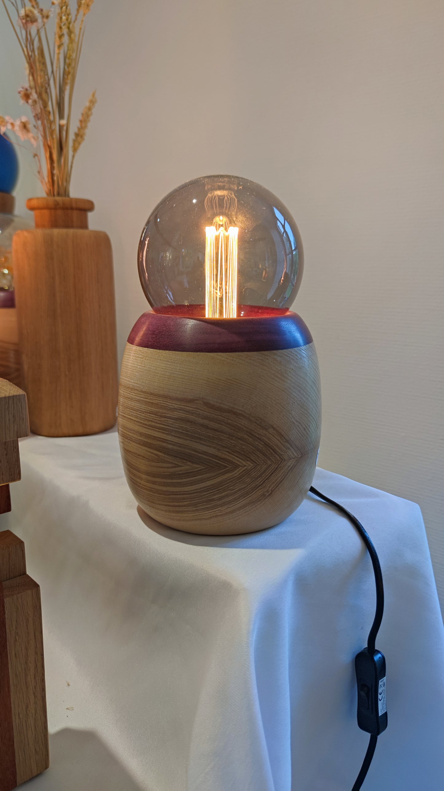 photo de face lampe ronde frene amarante violette chevet