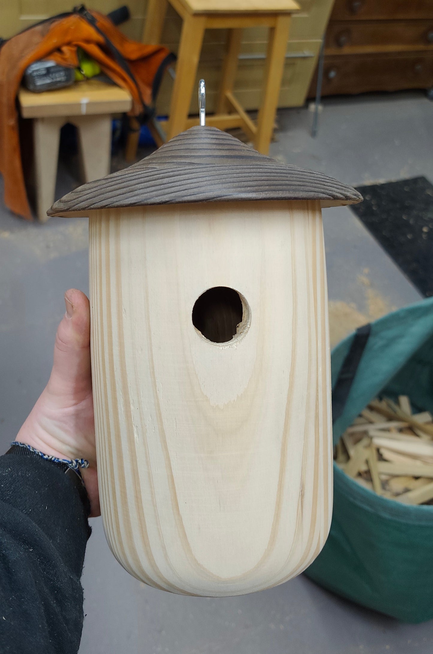 nichoir en bois dans une main