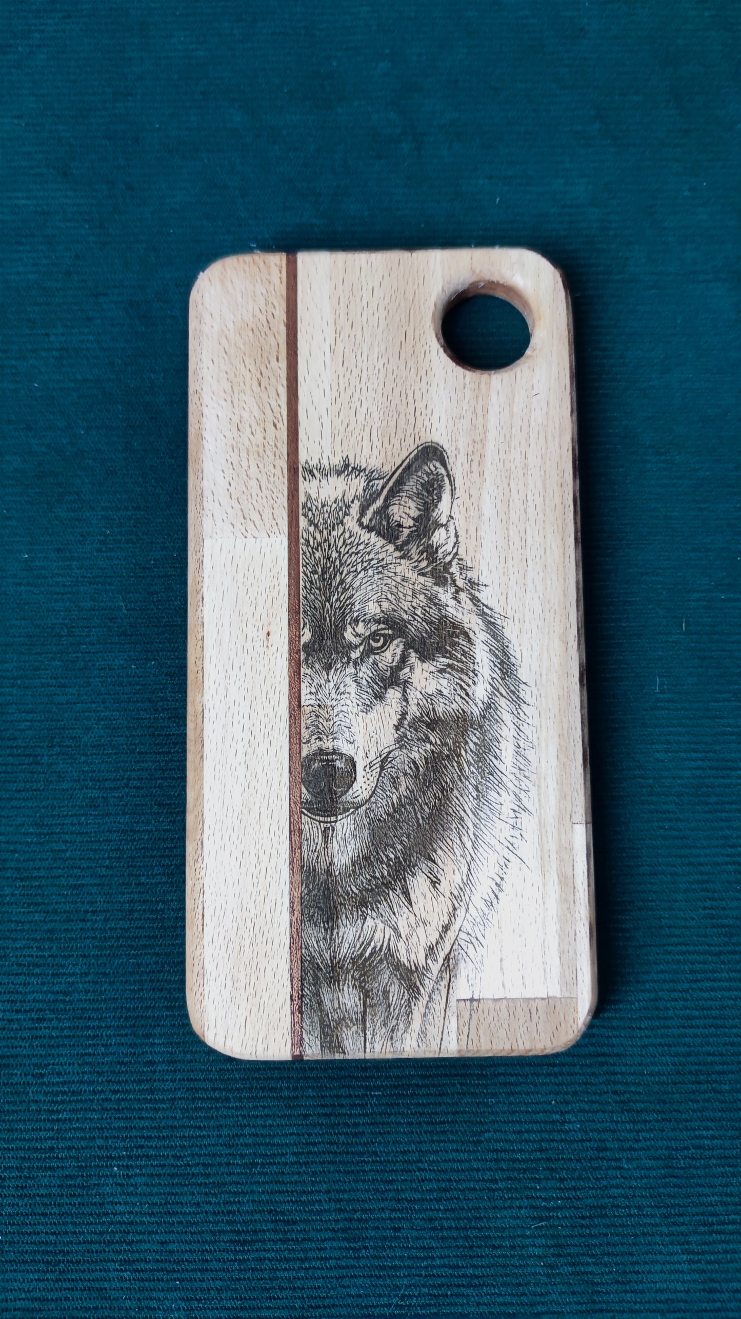 Planche apéritive en hêtre et acajou gravée au laser – Motifs nature