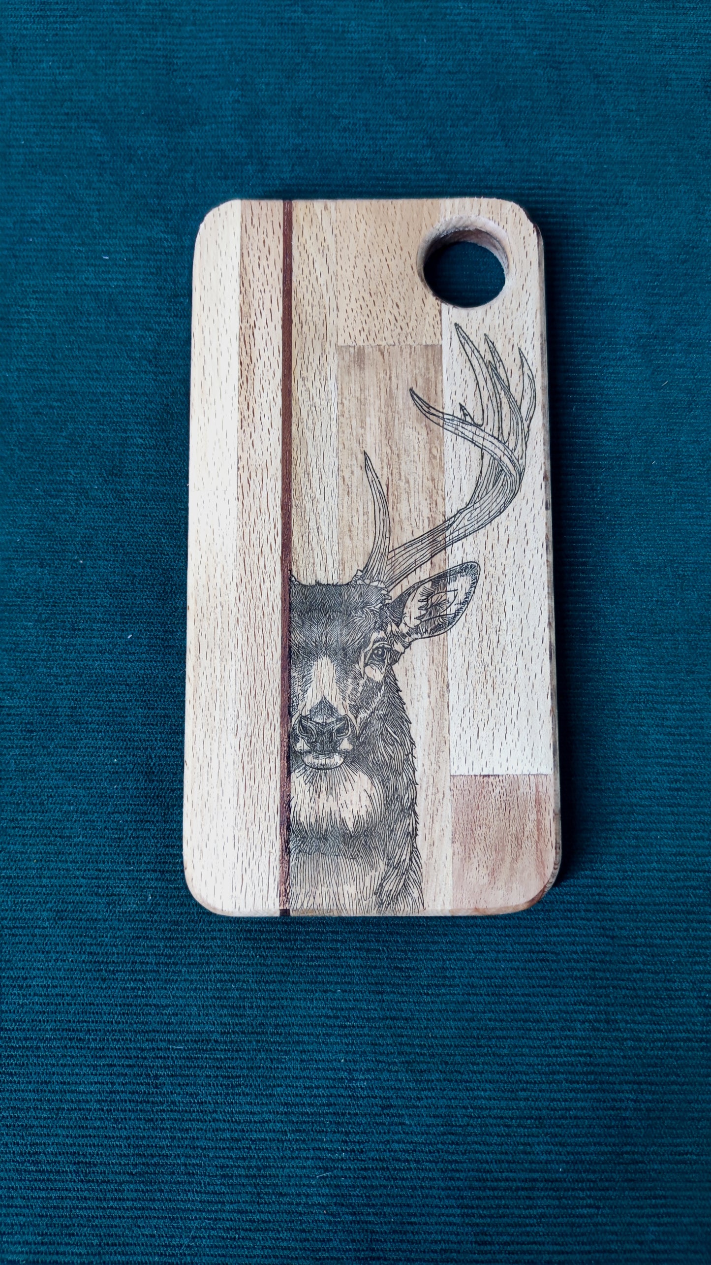 Planche apéritive en hêtre et acajou gravée au laser – Motifs nature