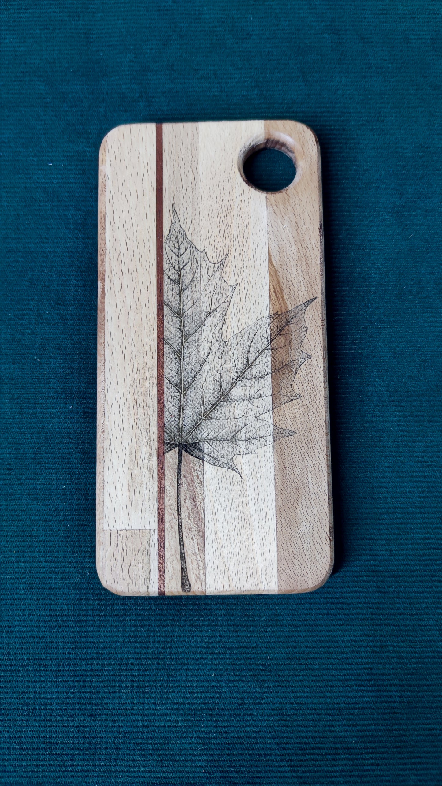 Planche apéritive en hêtre et acajou gravée au laser – Motifs nature