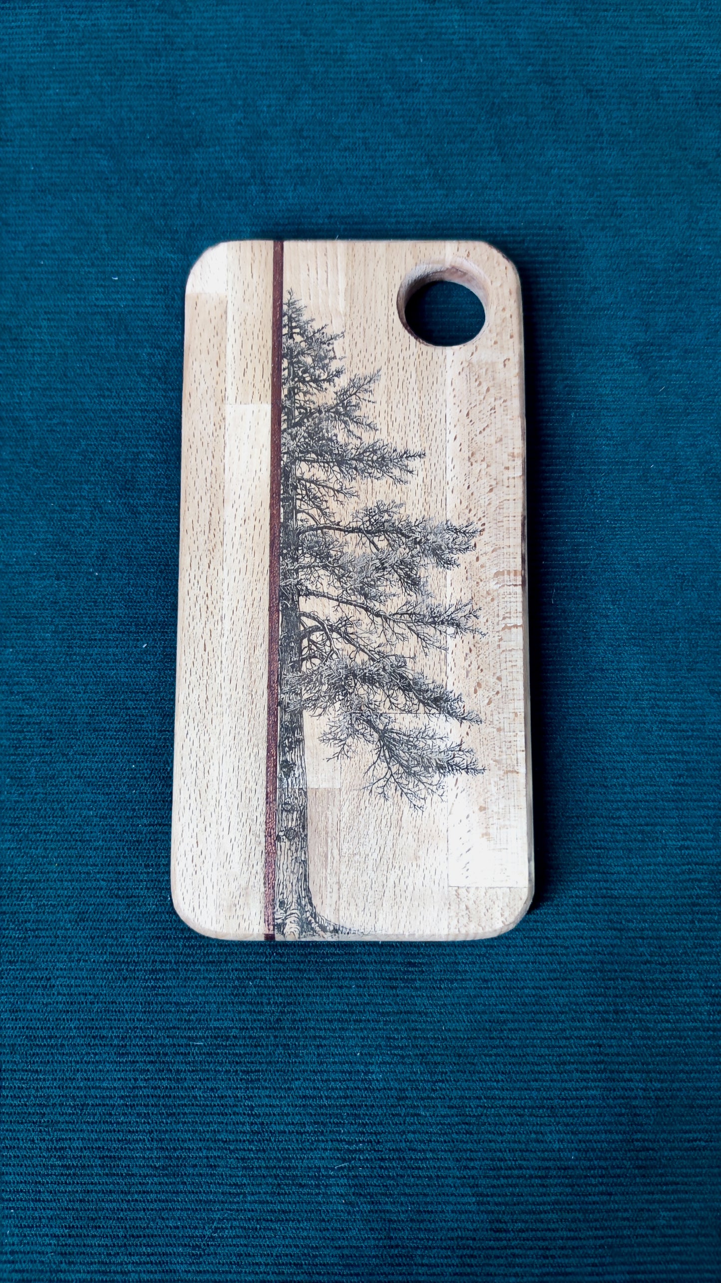 Planche apéritive en hêtre et acajou gravée au laser – Motifs nature