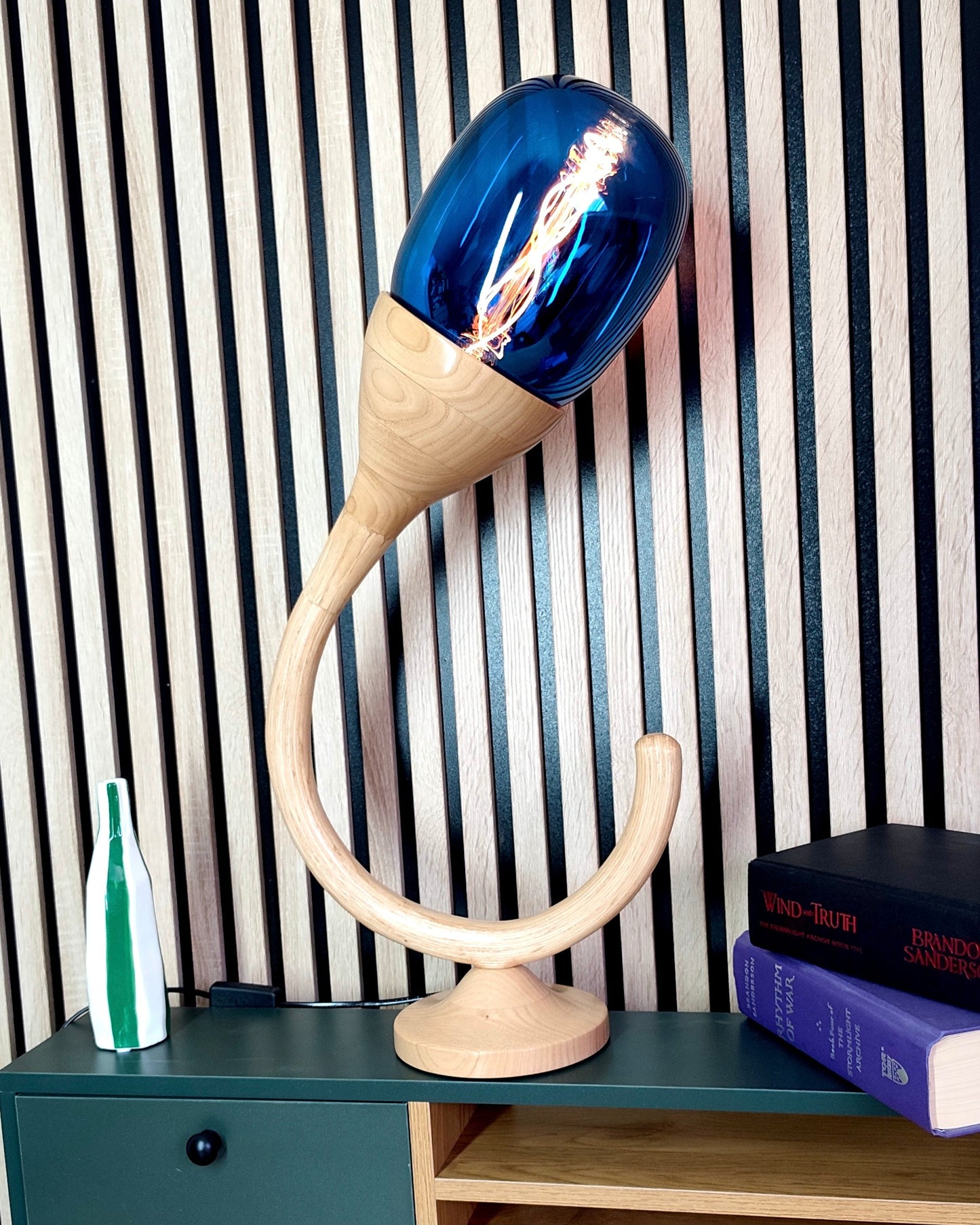 photo Lampe pistil ampoule bleue cote