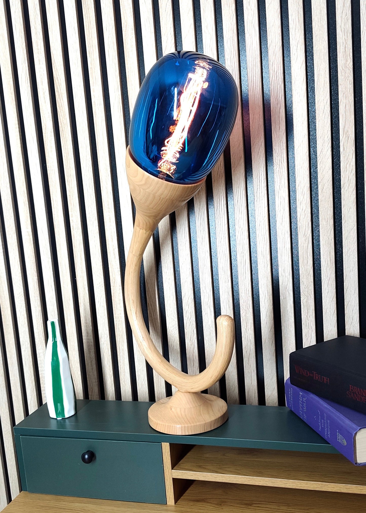 photo Lampe pistil ampoule bleue cote deux