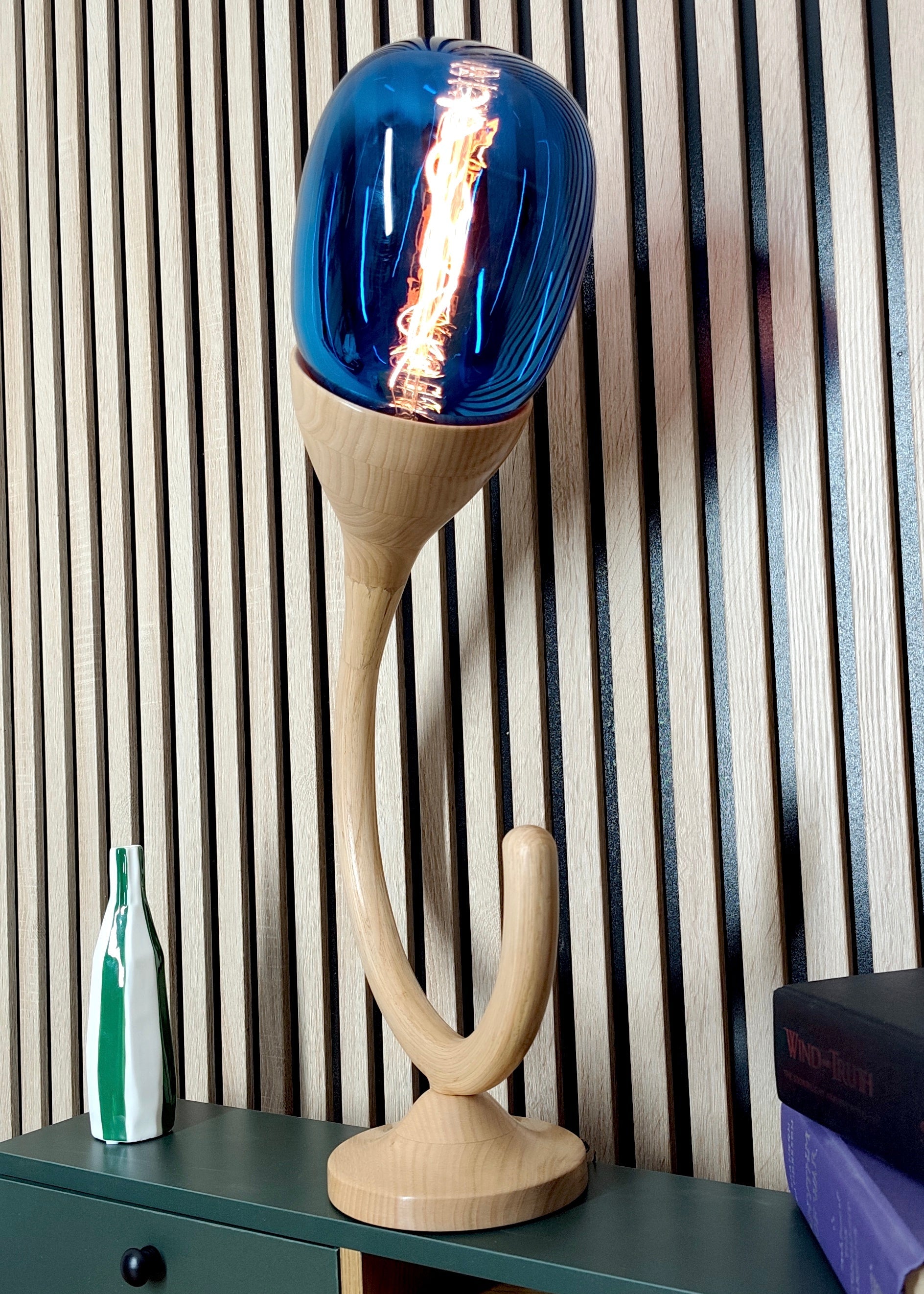 photo Lampe pistil ampoule bleue face