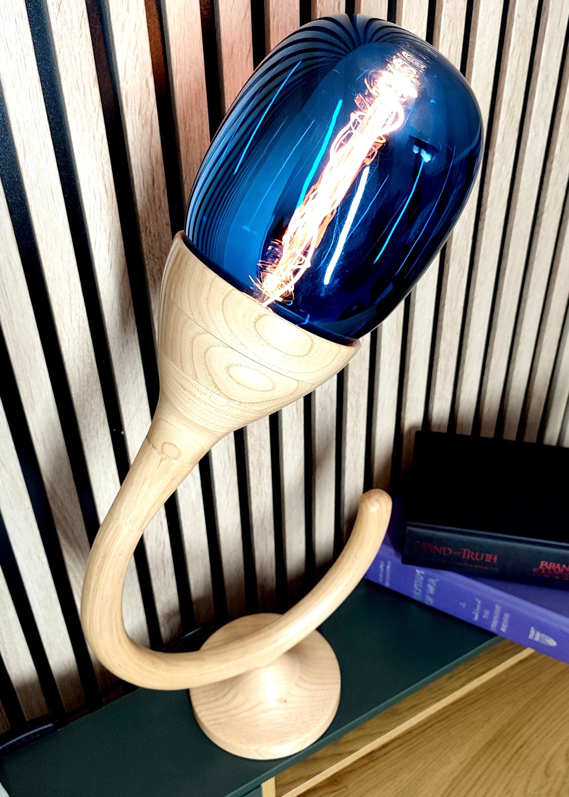 photo Lampe pistil ampoule bleue haut