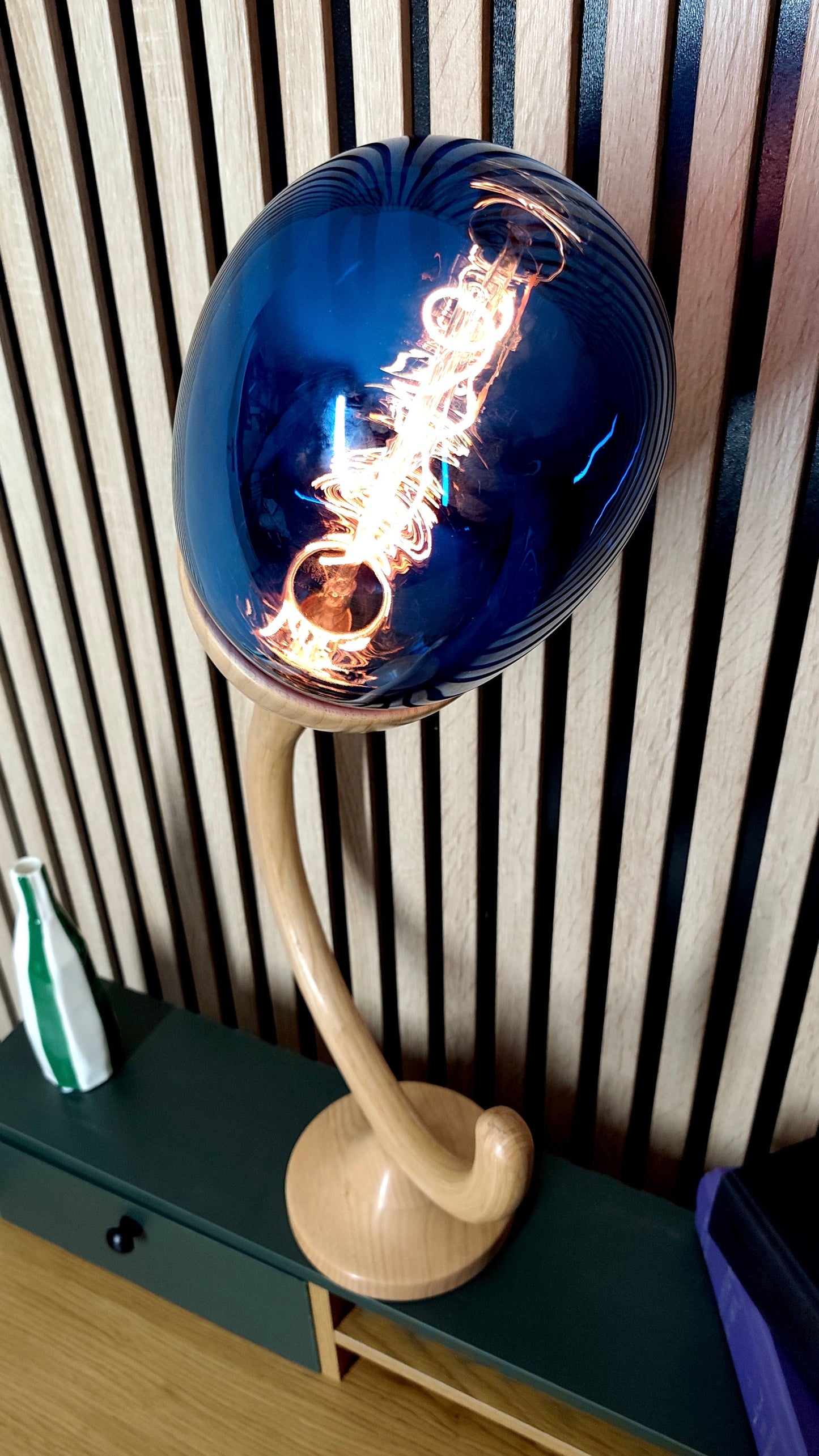 photo Lampe pistil ampoule bleue haut proche