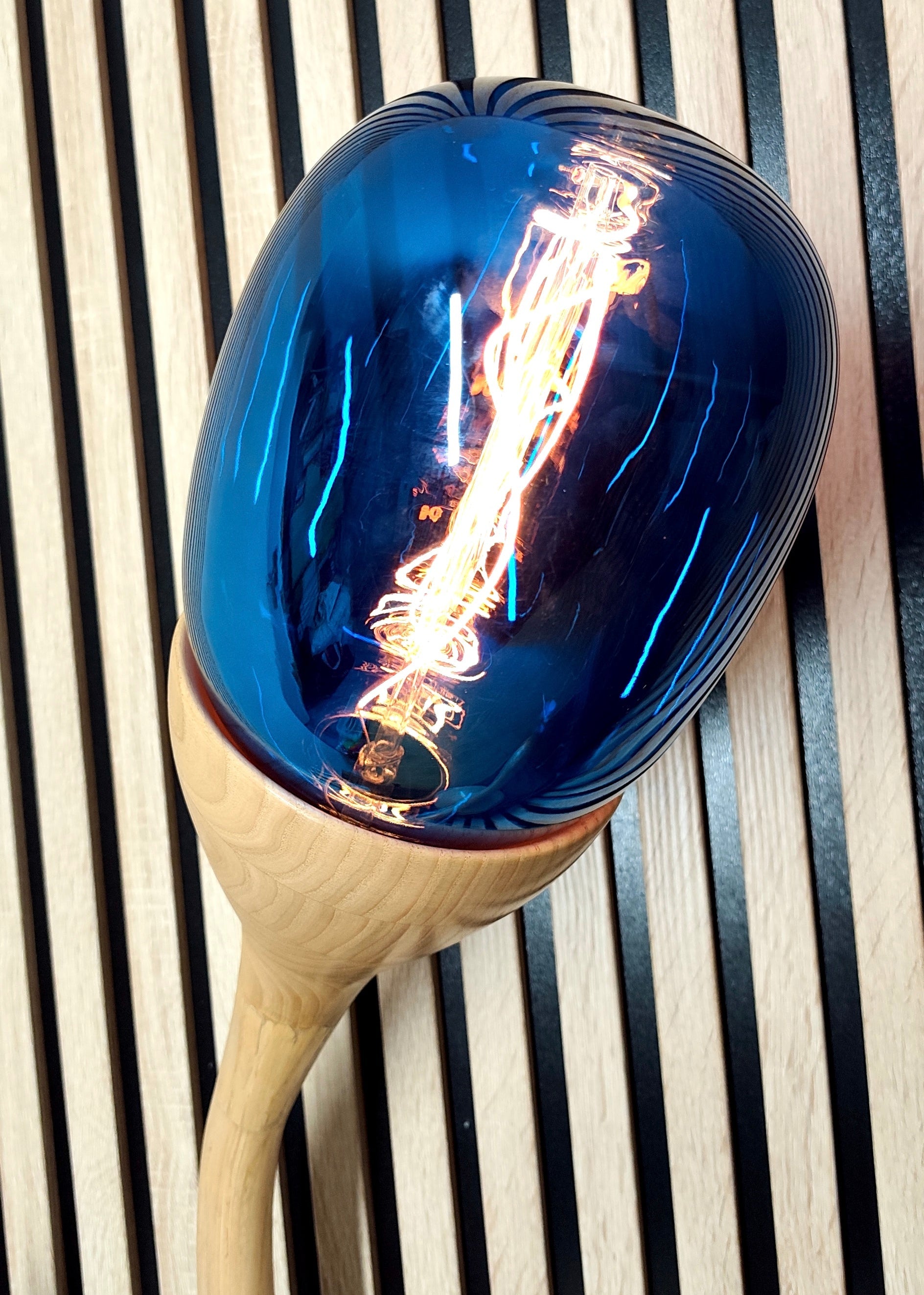 photo Lampe pistil ampoule bleue proche