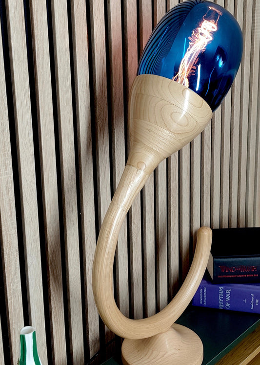 photo Lampep pistil ampoule bleue derriere