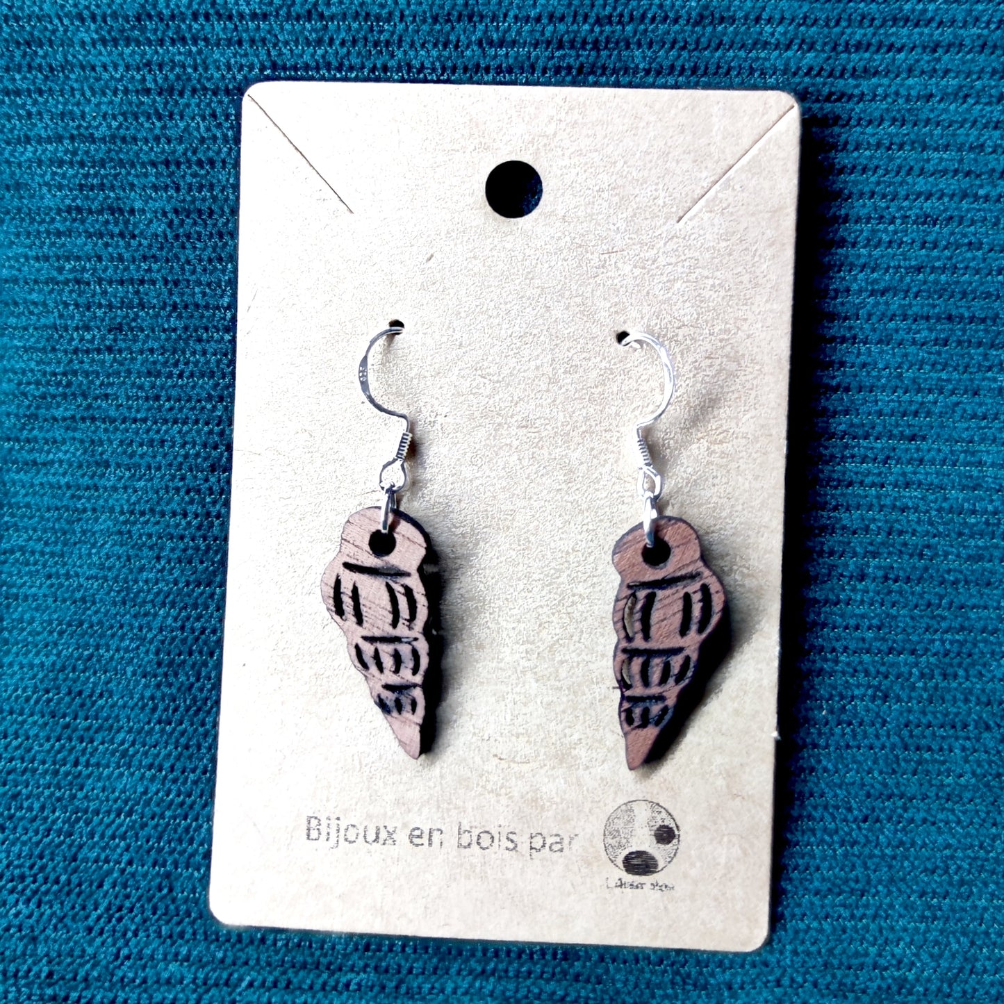 photo boucle oreille coquillage marron