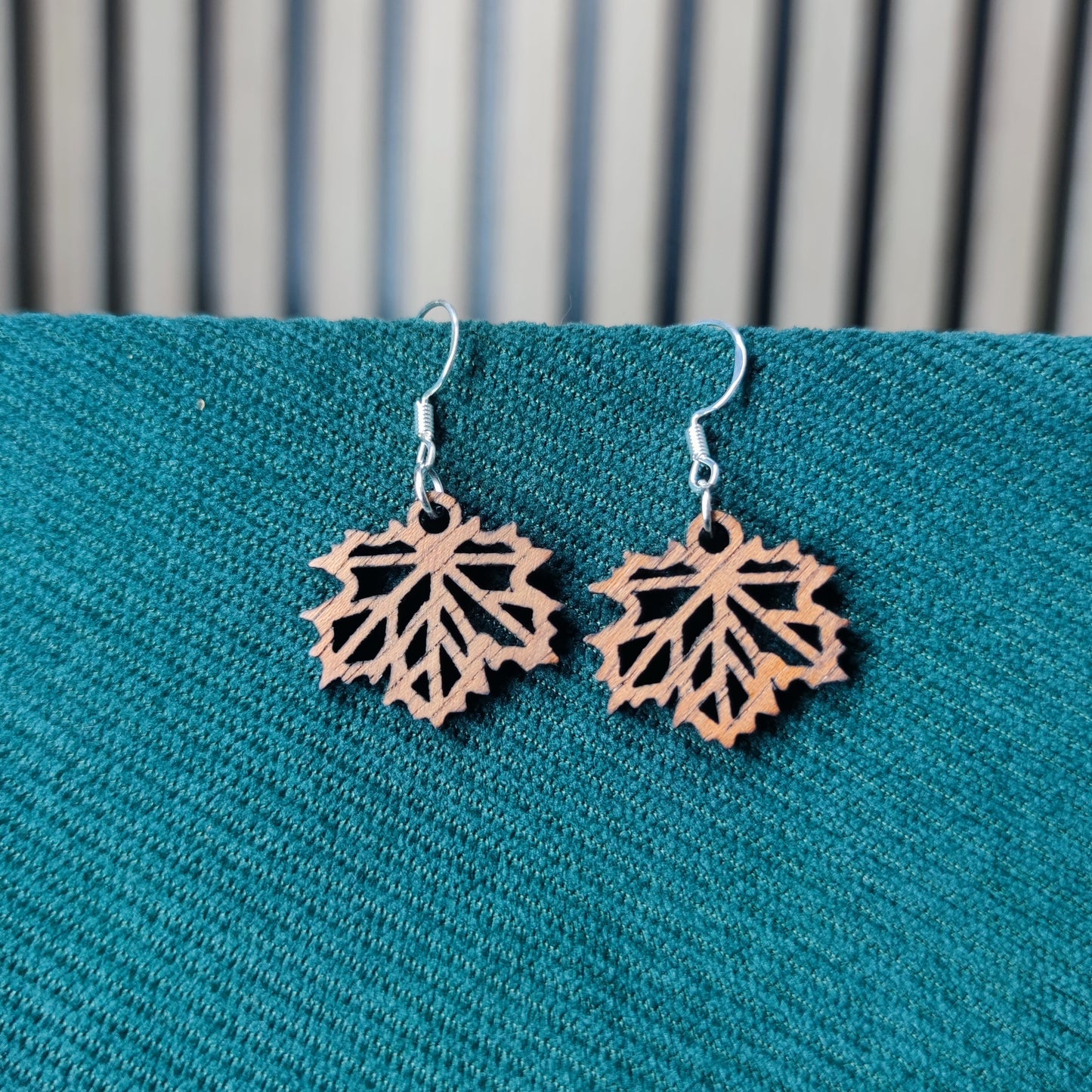 photo boucle oreille feuille erable marron acajou