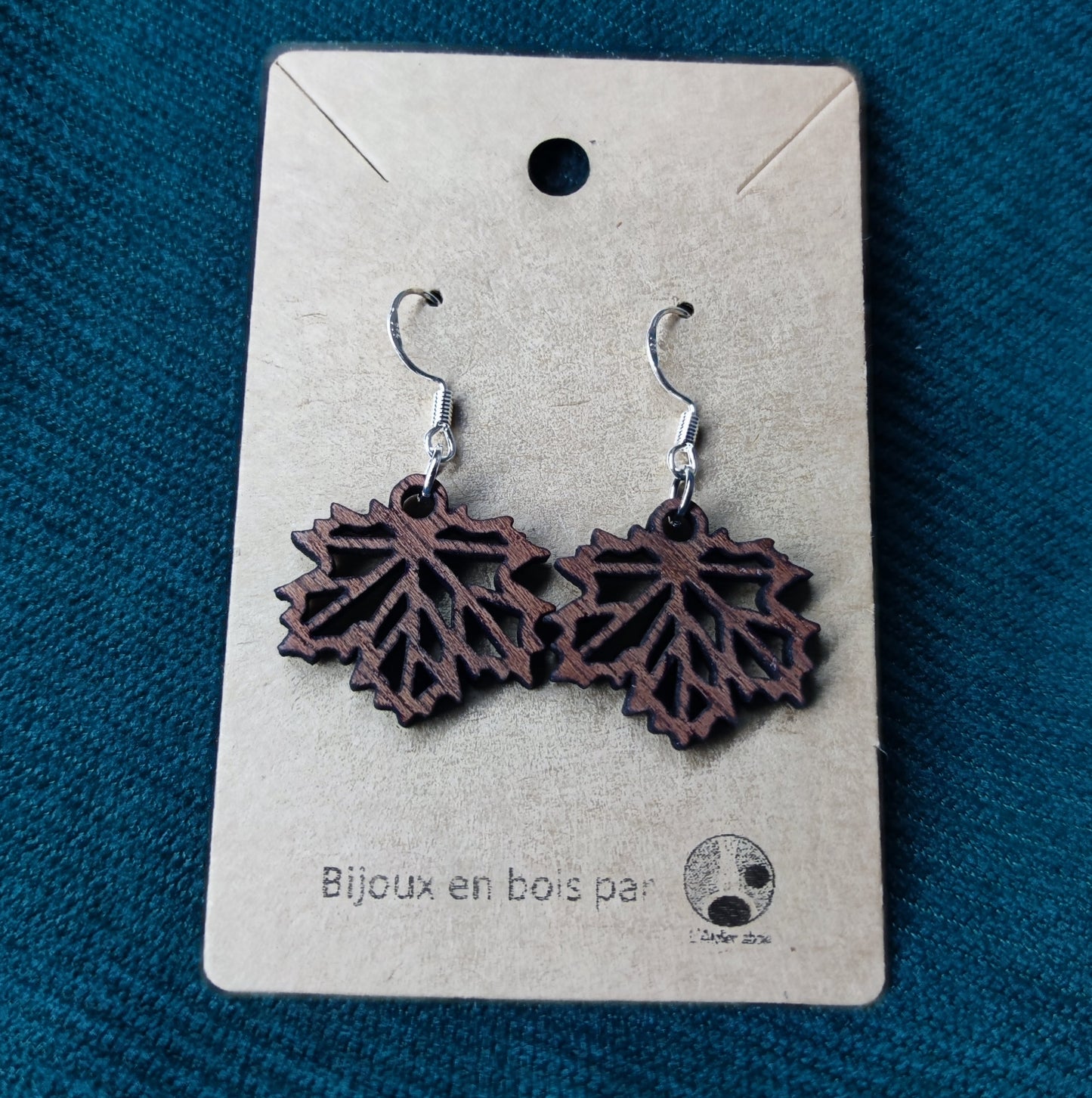 photo boucle oreille feuille erable marron acajou carte