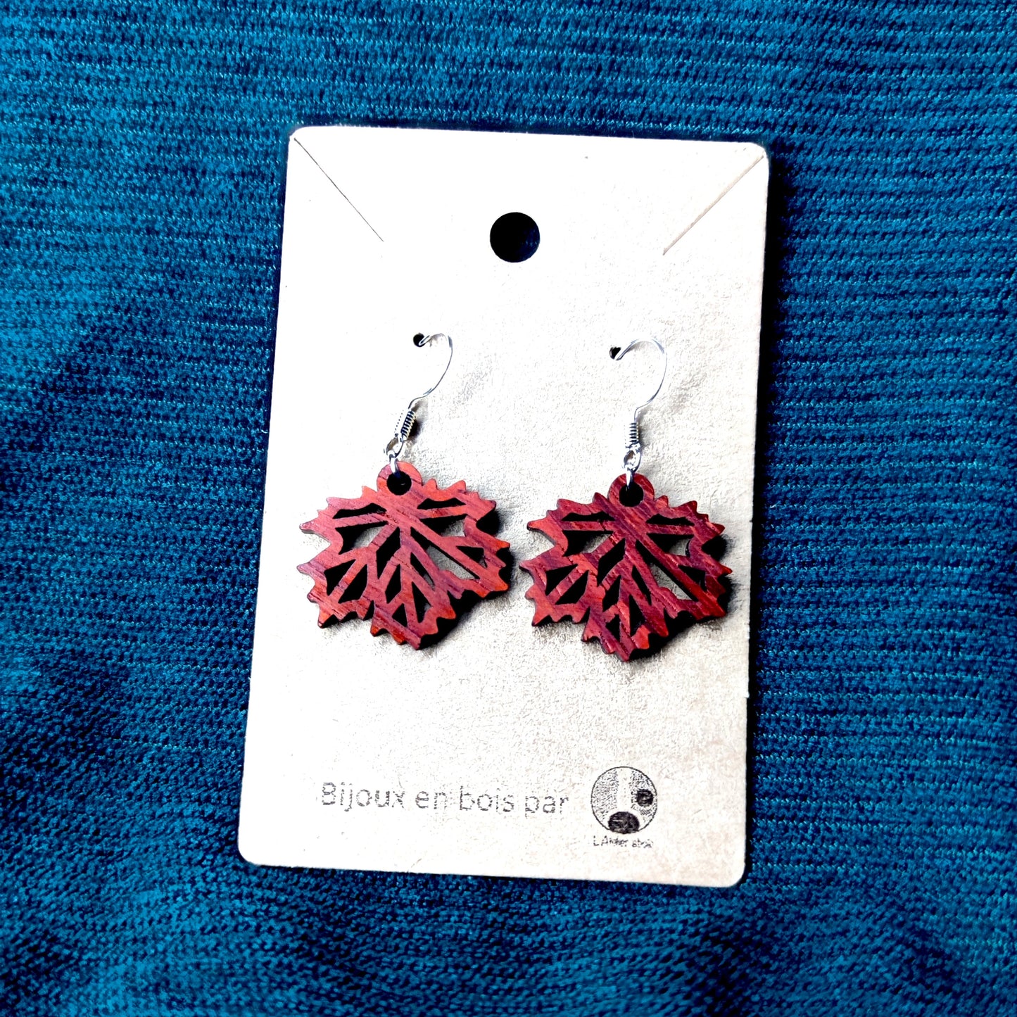 photo boucle oreille feuille erable rouge padouk carte