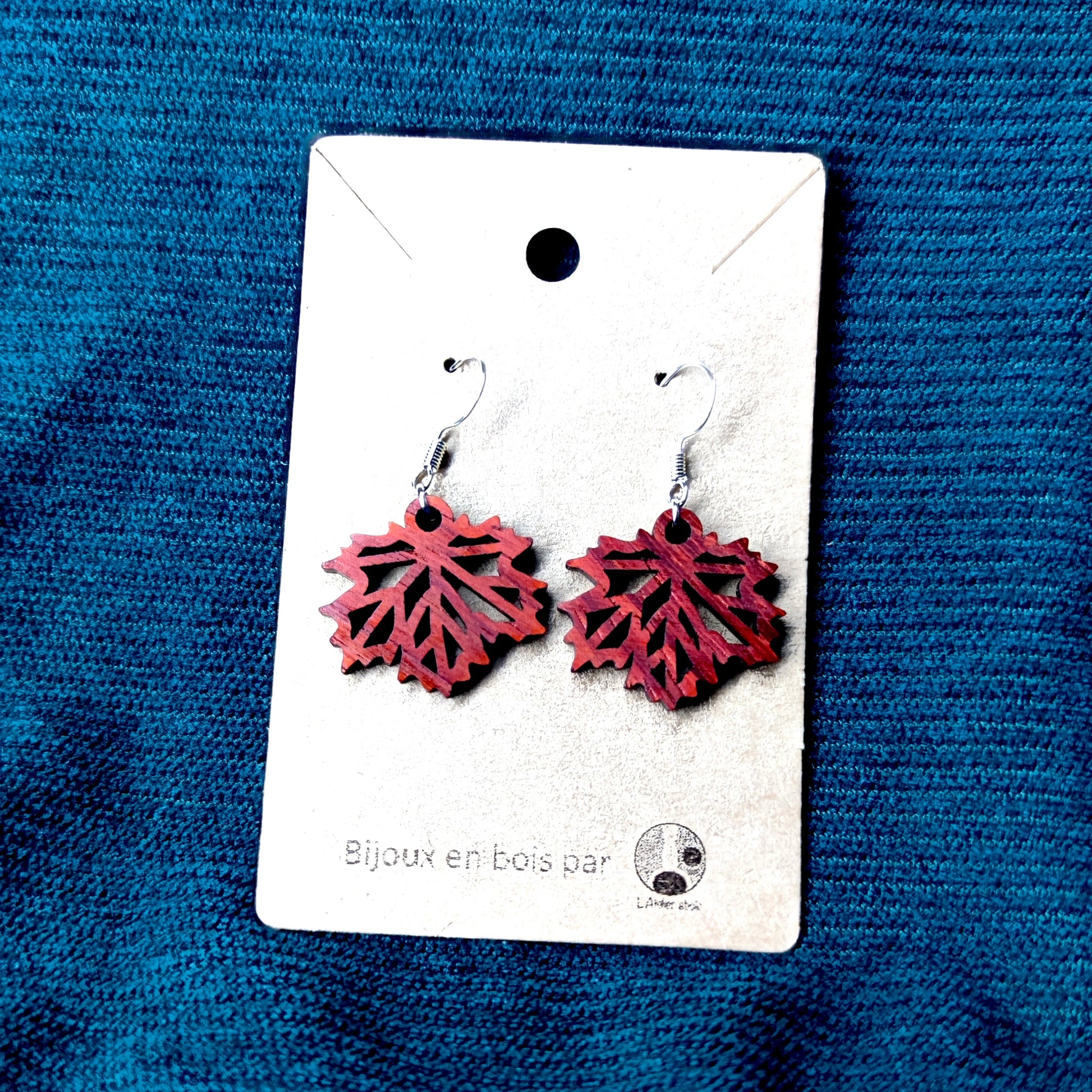 photo boucle oreille feuille erable rouge padouk carte