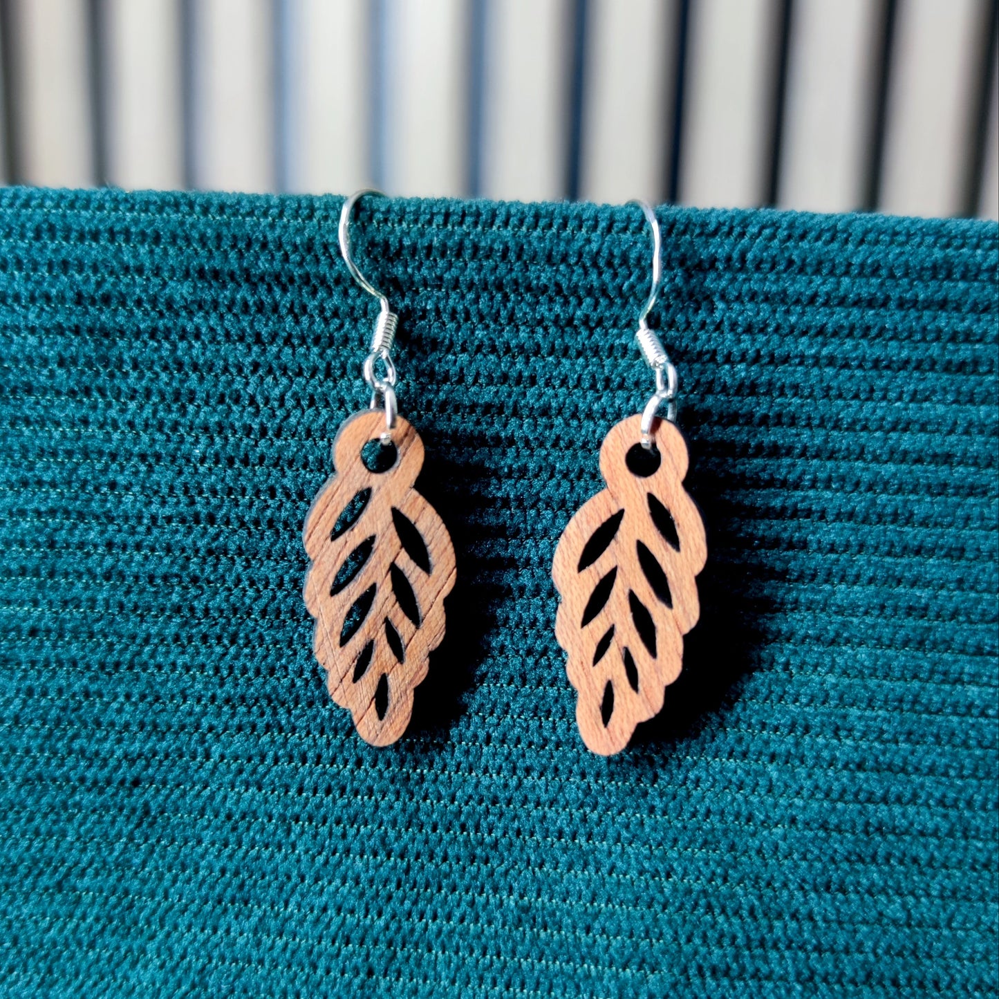 photo boucle oreille feuille marron acajou