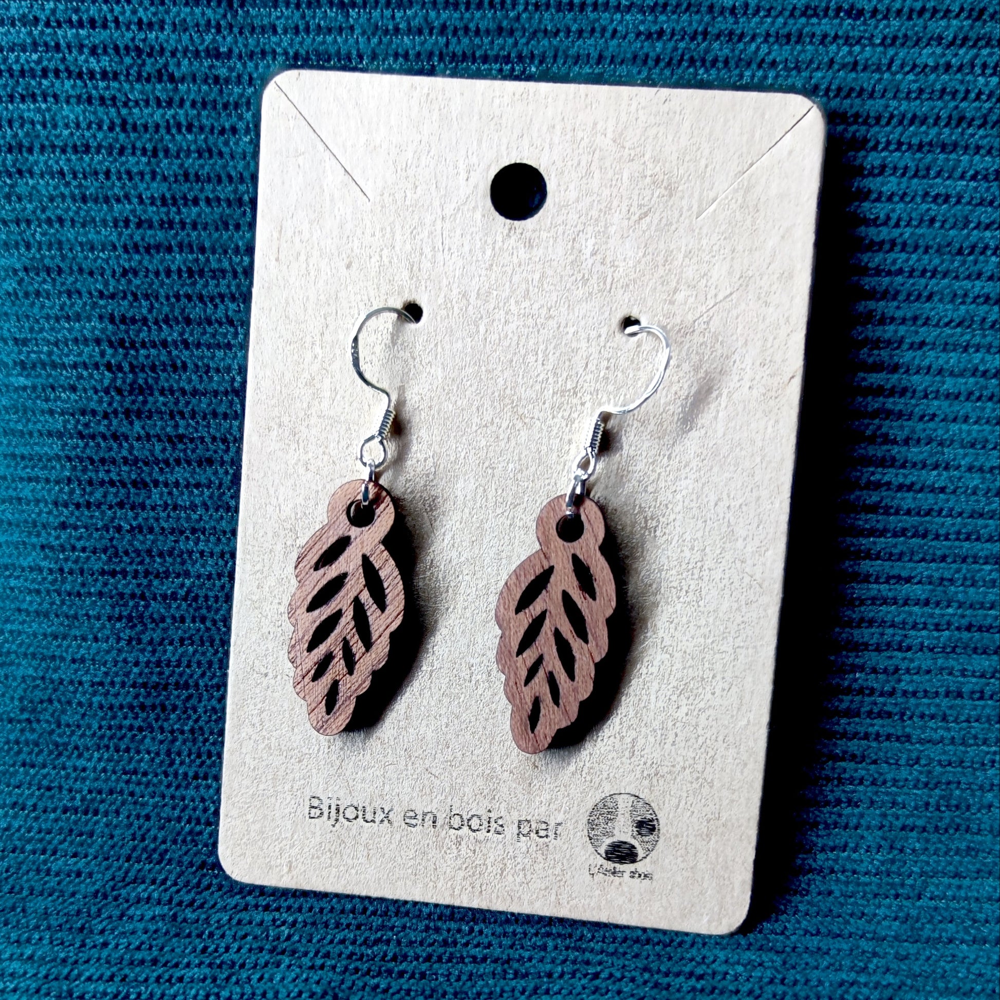 photo boucle oreille feuille marron acajou carte
