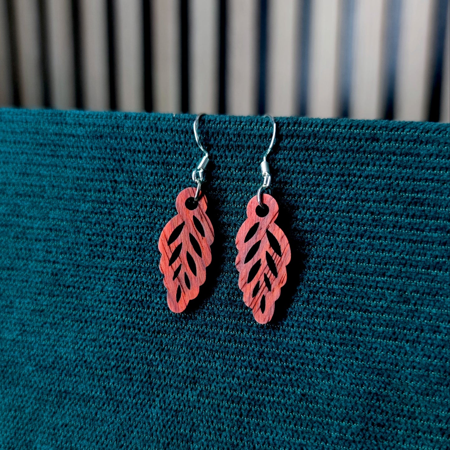 photo boucle oreille feuille rouge padouk