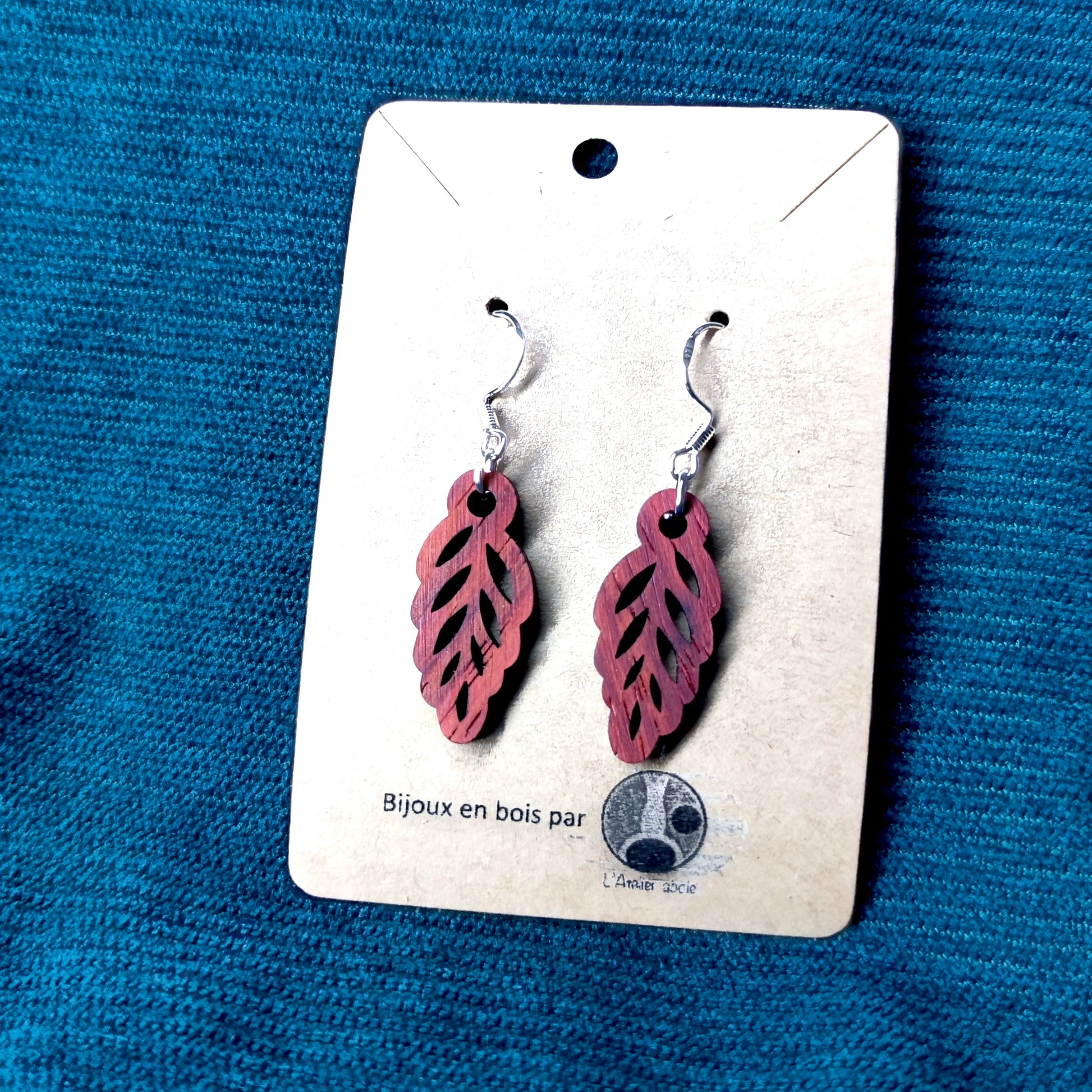 photo boucle oreille feuille rouge padouk carte