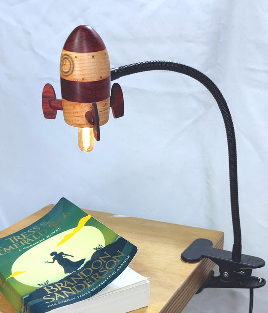 photo lampe chevet fusee  rouge espace