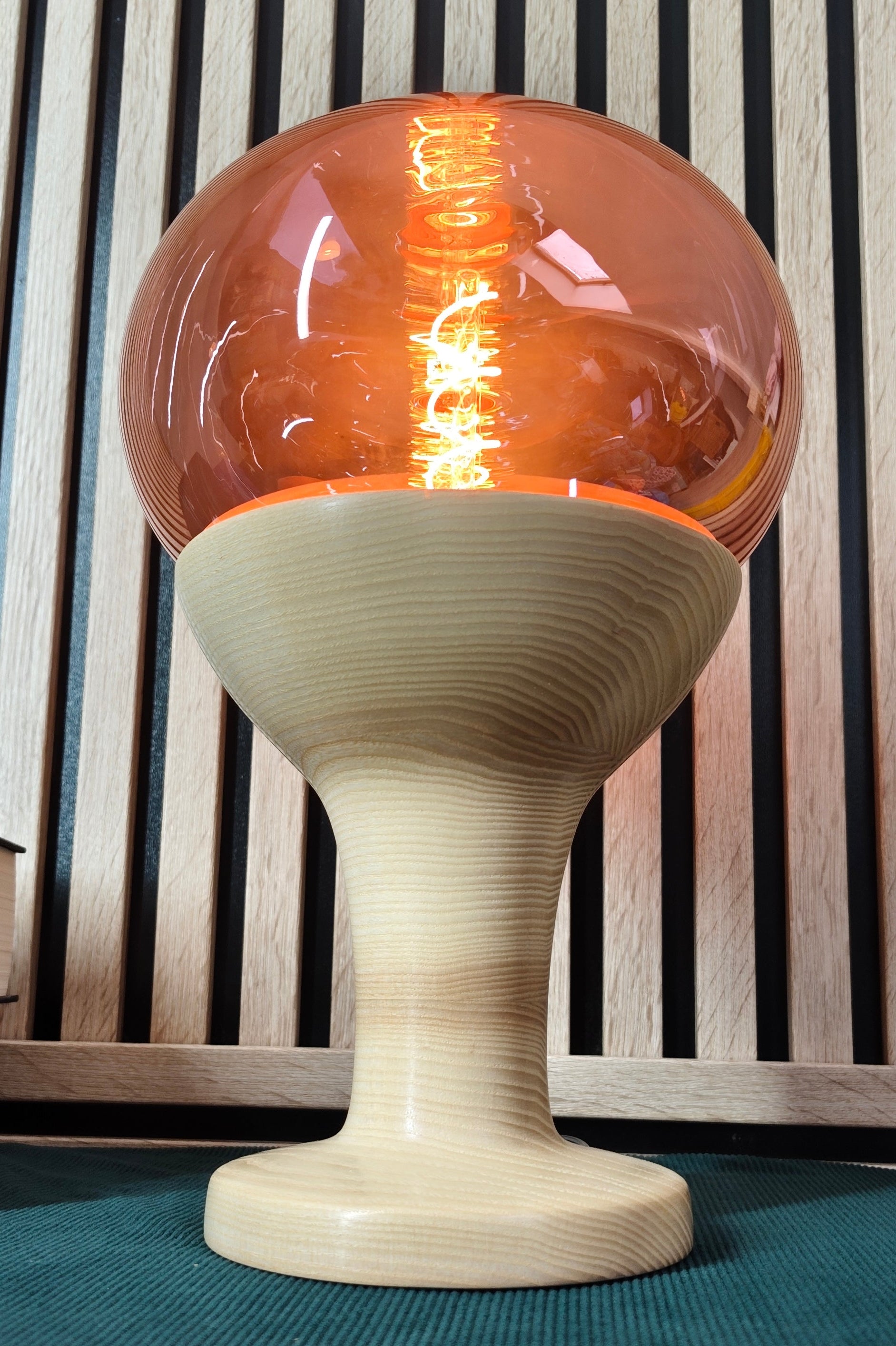 photo de dessous lampe design sorbe vintage frene rose