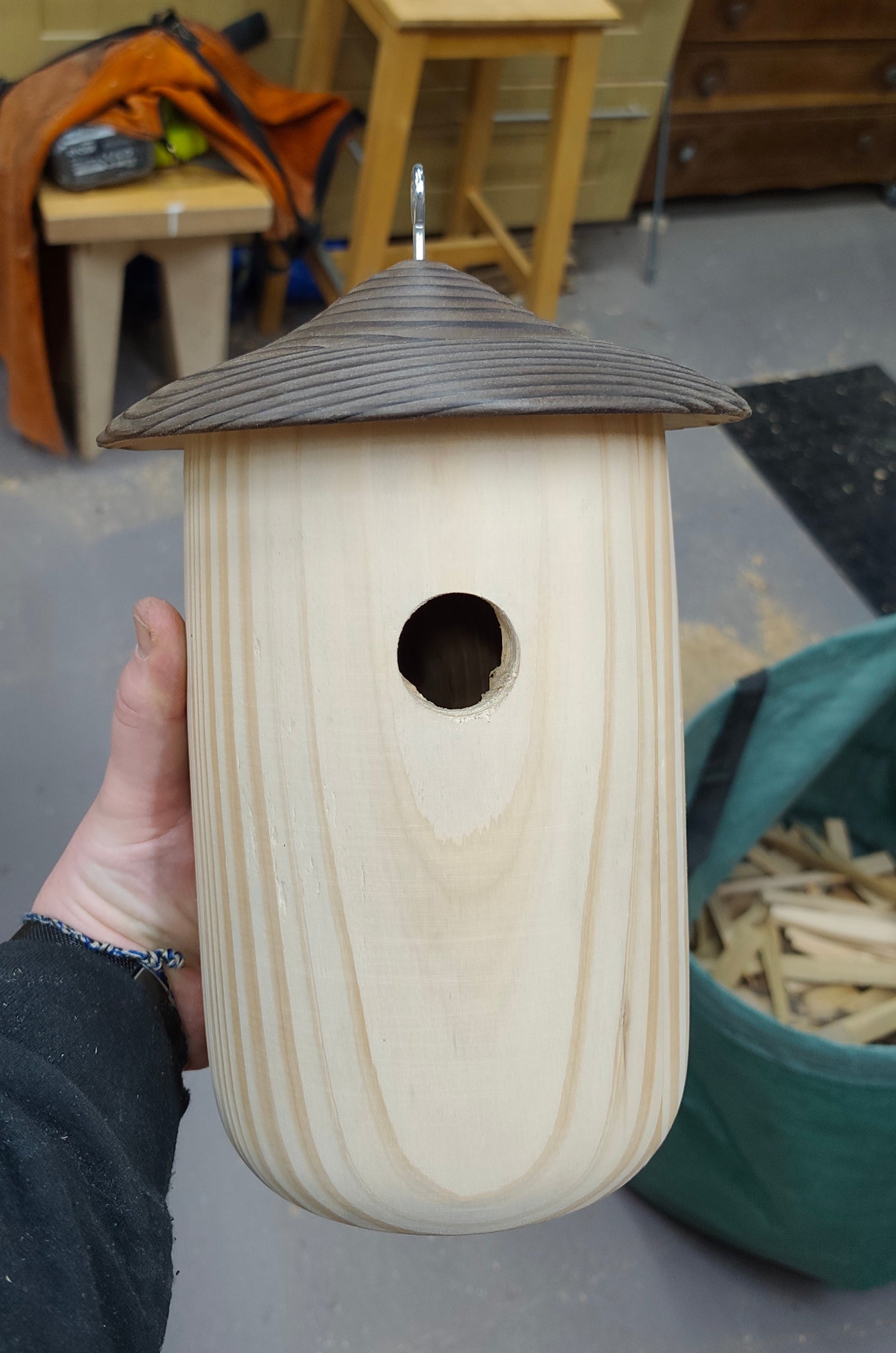 nichoir en bois dans une main