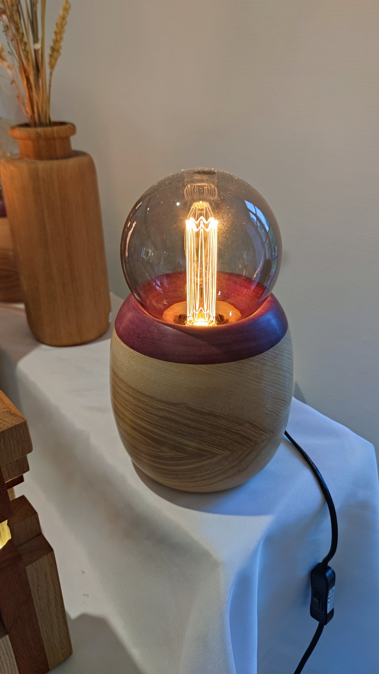 Lampe "Laska" en Frêne et Purple Heart
