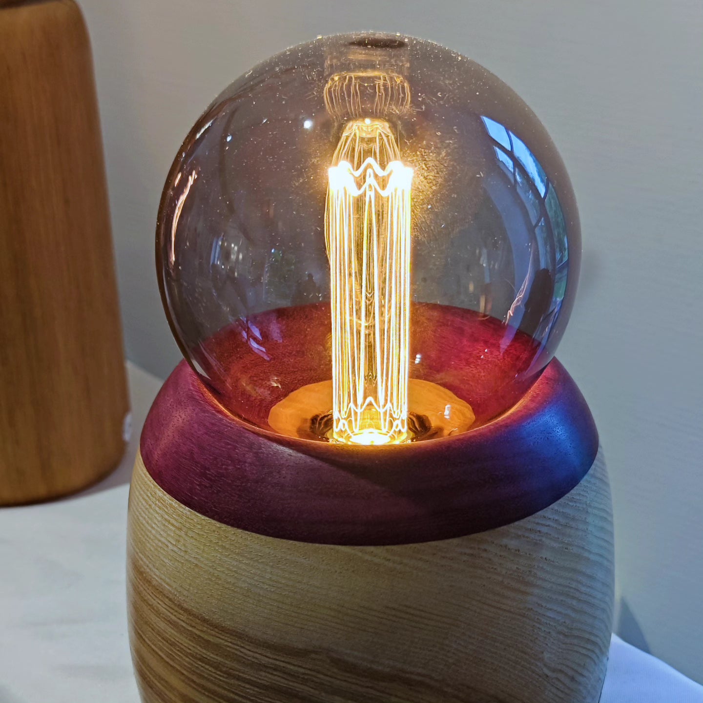 Lampe "Laska" en Frêne et Purple Heart